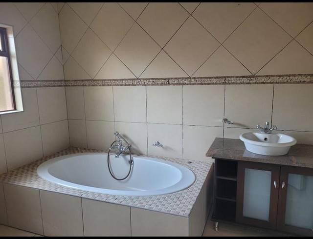 4 BEDROOM HOUSE FOR SALE IN MANABA BEACH